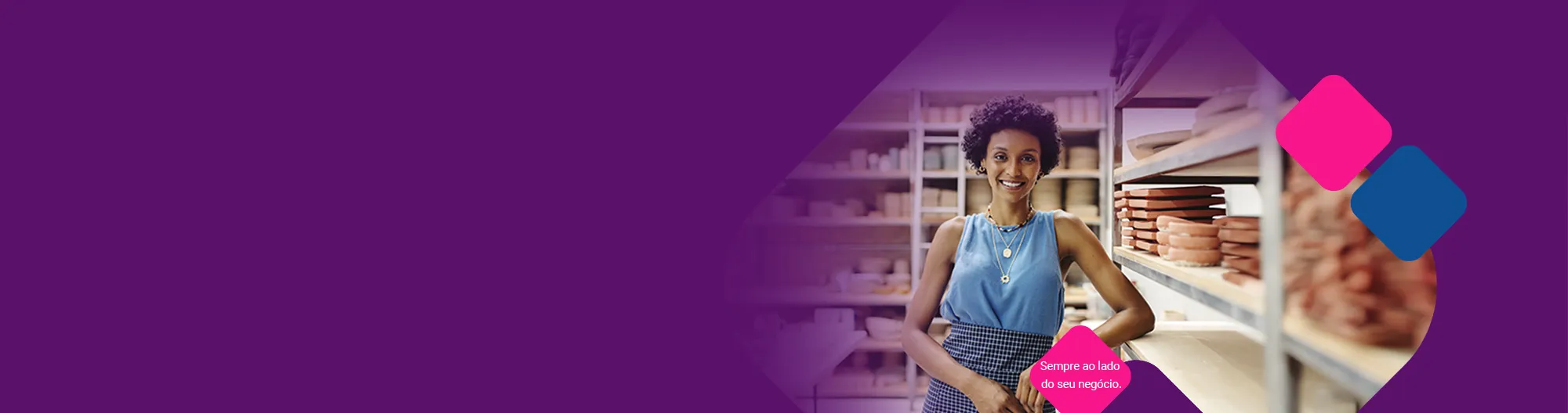Fundo roxo com uma foto de uma mulher em um ambiente comercial com um quadrado em destaque com a mensagem "Sempre ao lado do seu negócio."
