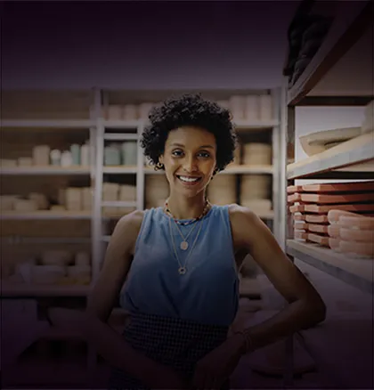 Fundo roxo com uma foto de uma mulher em um ambiente comercial com um quadrado em destaque com a mensagem "Sempre ao lado do seu negócio."