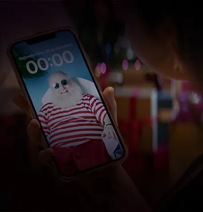 Imagem de um celular com a foto do papai noel